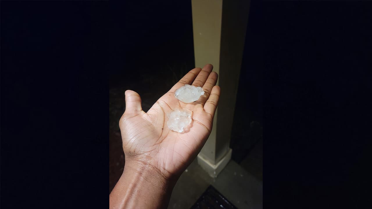 En Grayslake, en el Condado Lake, las tormentas trajeron constantes truenos y relámpagos, acompañadas con granizo de alrededor de una pulgada de diámetro.