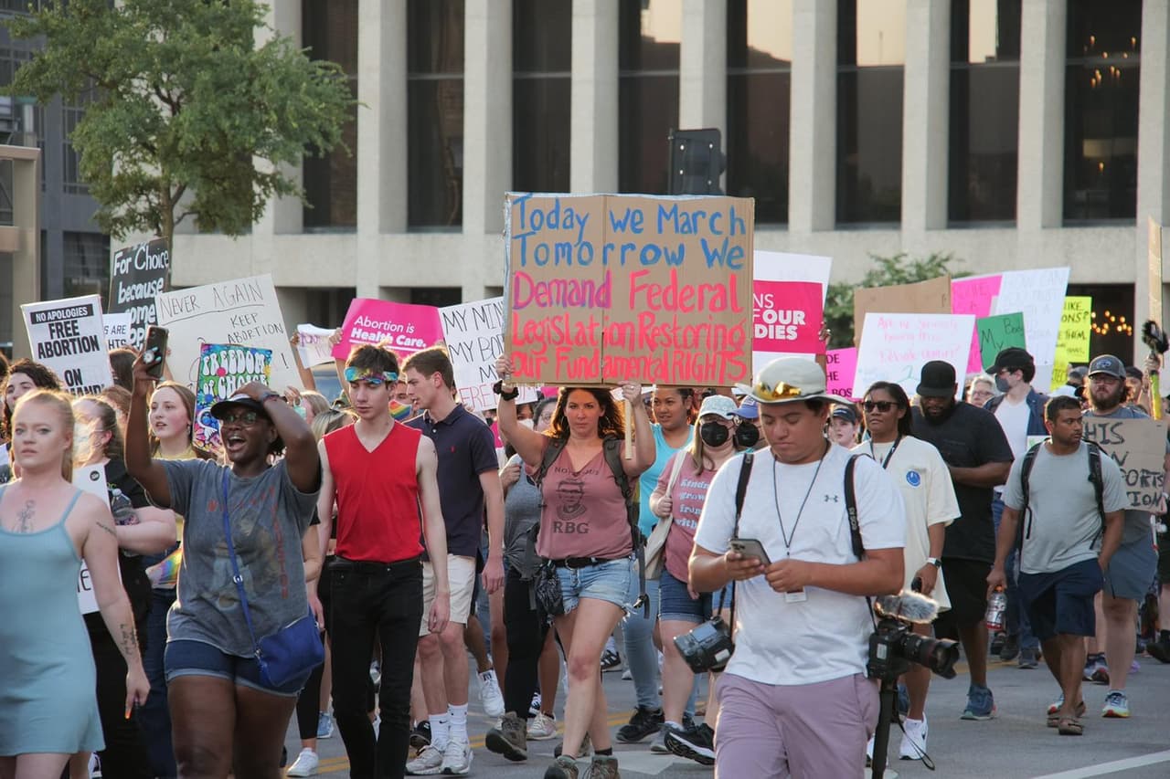 Las calles del centro de Dallas tienen dos días que lucen con cientos de manifestantes, en su mayoría mujeres. Se estima que la tarde del sábado había 400 personas manifestándose, más las cientas que hubo la tarde y noche del viernes.