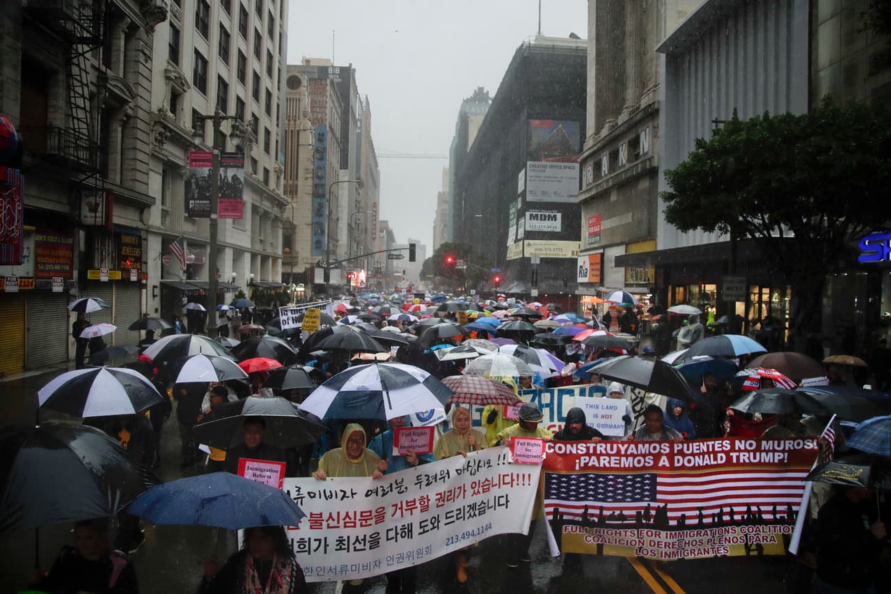 Avance del contingente anti-Trump por la calle Broadway, en Los Ángeles.