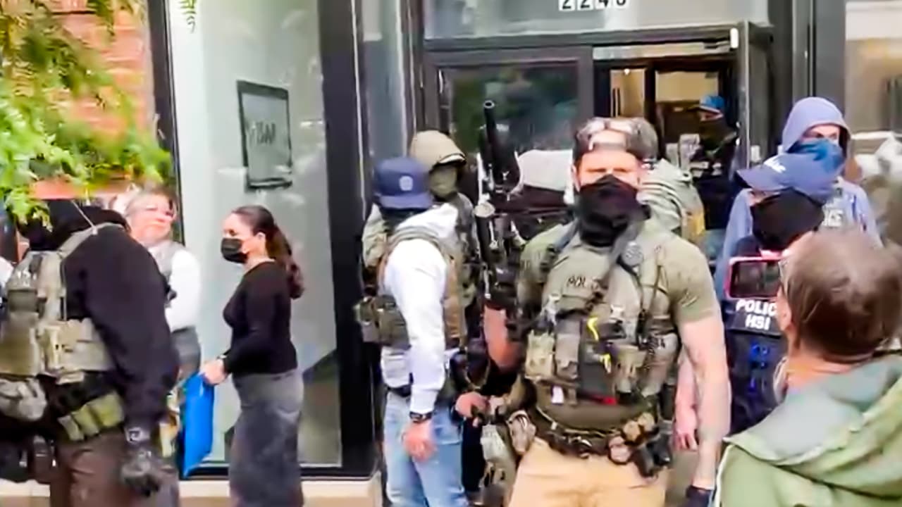 "Qué vergüenza, qué vergüenza": Les gritan a agentes de ICE en Chicago tras arrestos de inmigrantes