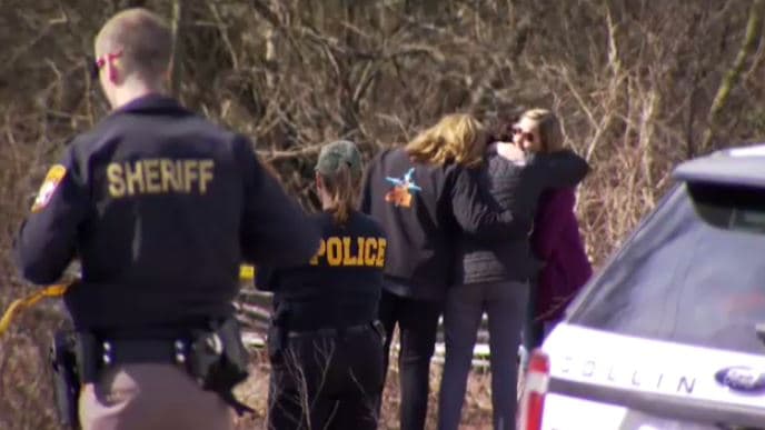 Las autoridades recababan evidencia en el lugar. La policía de Anna, la ciudad en la que se hallaron los restos, notificó a la de Plano, donde desapareció Morris del hallazgo de la osamenta. Oficiales del sheriff del condado de Collin también acudieron a la zona.