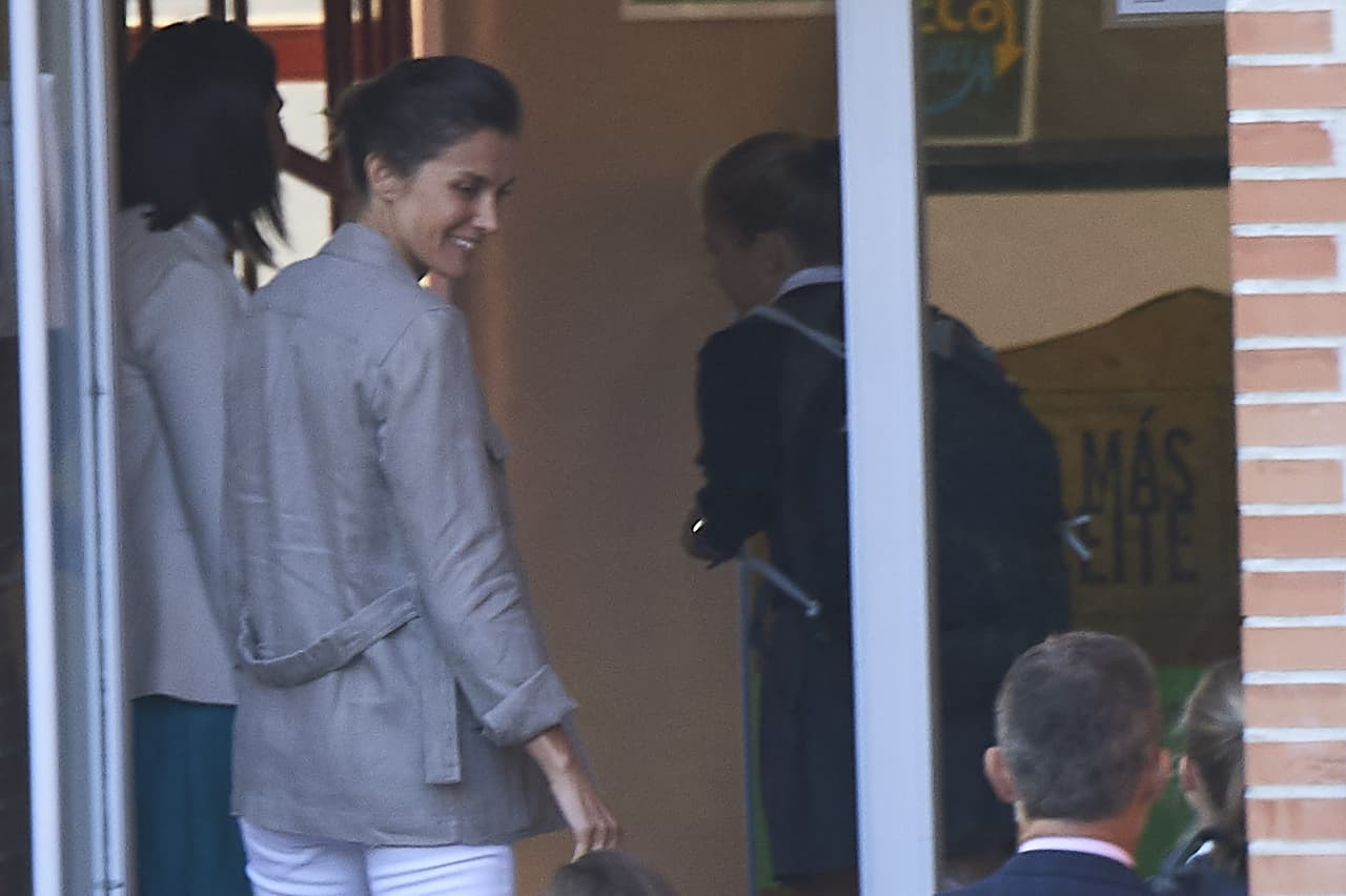 El efecto cara lavada de Letizia no fue lo único resaltó, la reina también destacó por su look casual.