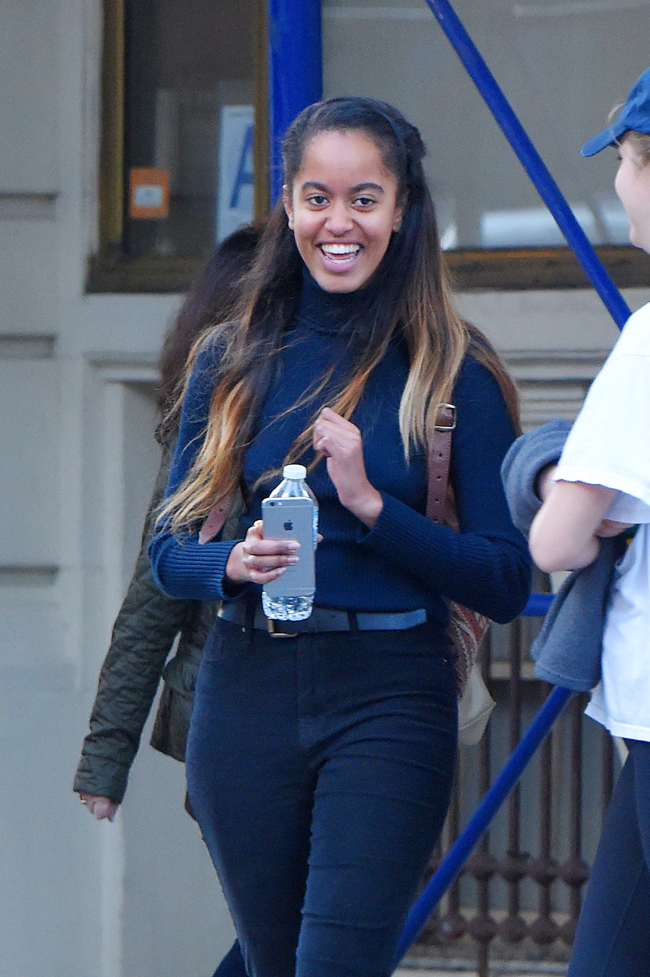 Malia Obama usa tenis Convers Chuck Taylor, jeans negros tipo skinny y saco cuello de tortuga.