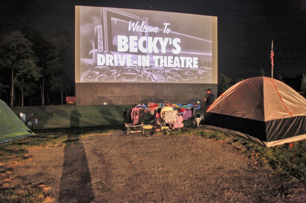Autocine de Becky
<b>: </b>Reconocido como uno de los mejores drive-in por USA Today y Morning Call's Readers Choice, este negocio familiar ofrece dos pantallas y una amplia variedad de películas para ver. Los horarios se pueden encontrar en línea. Los boletos deben comprarse en el lugar en la taquilla. Se admiten mascotas. 
<a href="https://www.google.com/maps/place/548%20Lehigh%20Drive,Walnutport,%20PA" target="_blank">548 Lehigh Drive, Walnutport, PA 18088</a>
<br>