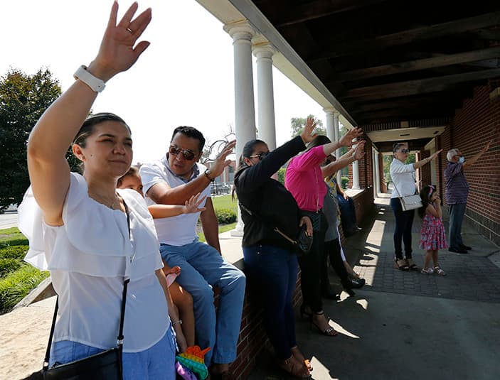 El pasado 1 de agosto el padre Esequiel Sánchez, rector del santuario encabezó una ceremonia para anunciar la construcción de la nueva entrada del santuario. "El estilo simboliza la mezcla de culturas que se unieron bajo el estandarte de Nuestra Señora de Guadalupe”, dijo.