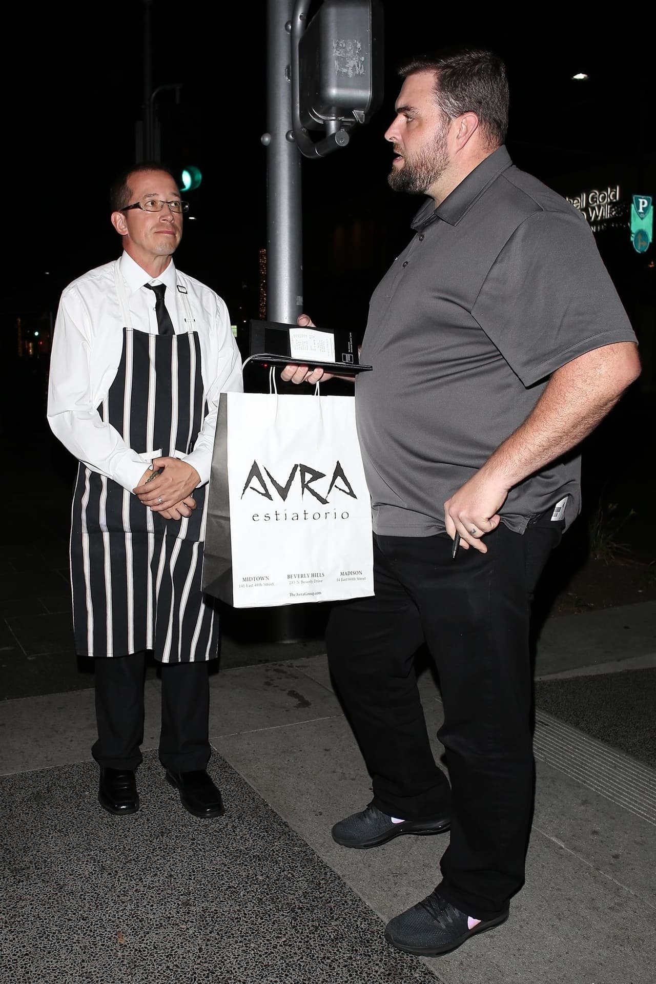 Y luego, ni él ni el mesero, ofrecieron detalles de lo ocurrido.