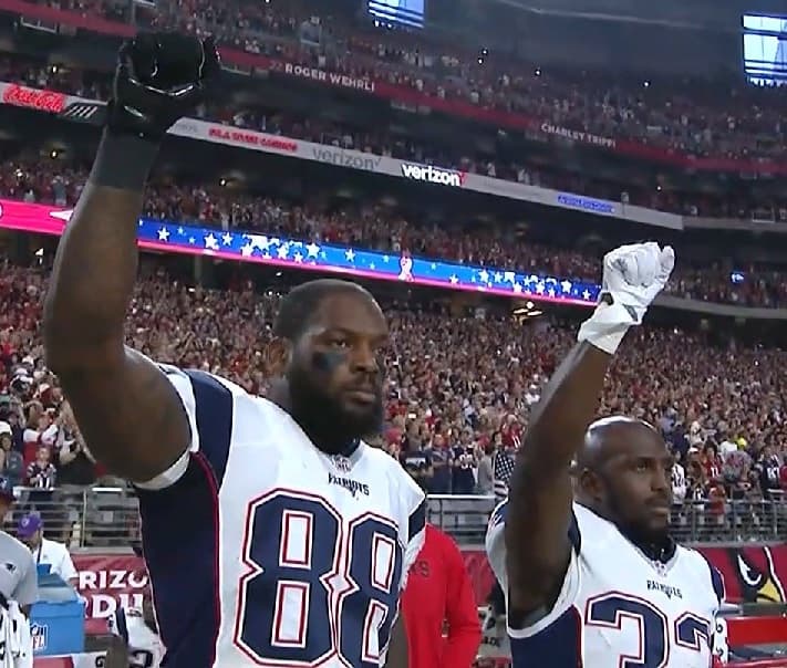 El gemelo de McCourty, Devin de los New England Patriots, también levantó el puño. El padre de los McCourty sirvió en el ejército y su hermano mayor peleó en la Guerra del Golfo Pérsico.