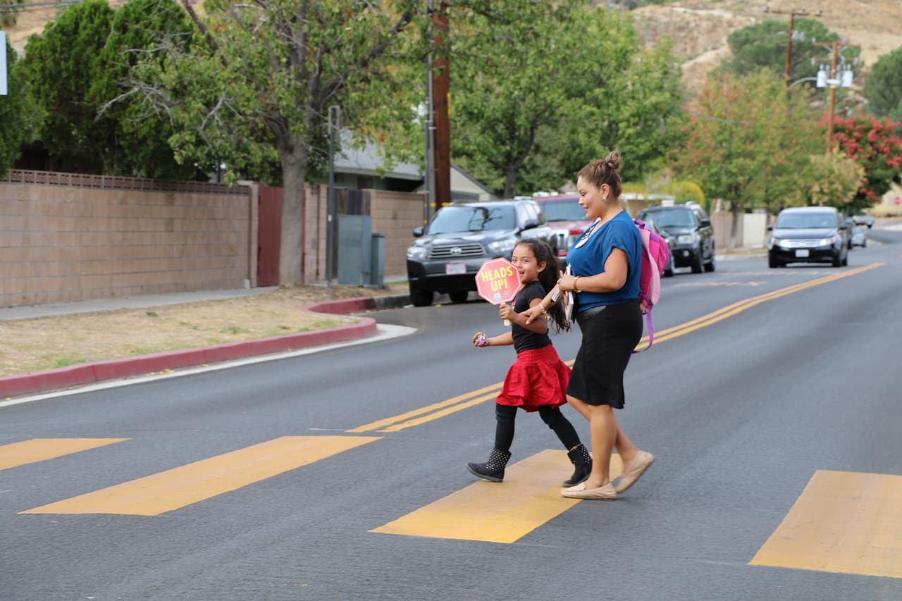 <b>Santa Clarita #25</b>
<br>Las escuelas públicas de Santa Clarita clasifican en el top 10% entre todos los sistemas escolares de California. La urbe cuenta con extensos terrenos recreativos, entre los que se incluyen al menos 34 parques con regaderas de verano. 
<br>
<b>Población:</b> 216,350
<br>
<b>Ingreso promedio:</b> $108,609
<br>
<b>Tasa de graduación:</b> 90.3%
<br>
<b>Tasa de delincuentes sexuales (por cada 10.000):</b> 0.90
<br>