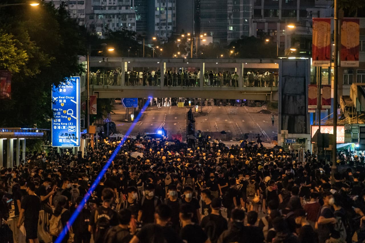 Los manifestantes de Hong Kong, que viven en sistema diferente al de China continental que contempla más libertad para los individuos, piden democracia. La policía dijo que los "alborotadores" usaron líquidos corrosivos en Tuen Mun "hiriendo a múltiples oficiales de policía y reporteros". No se aportaron detalles de manera inmediata.