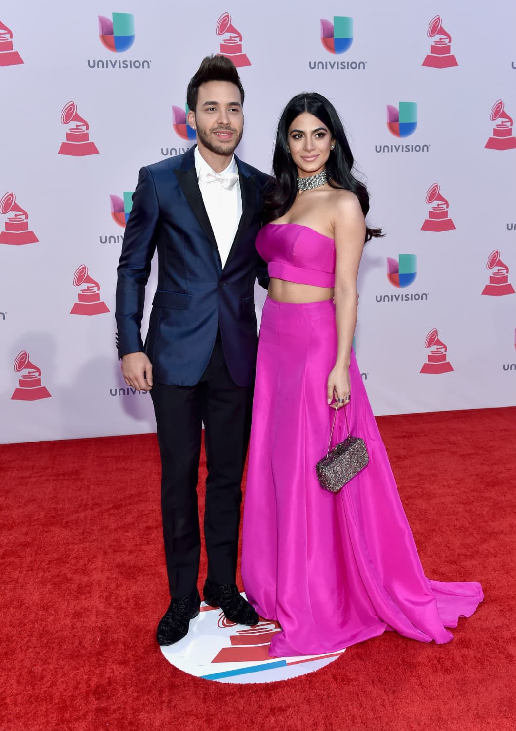 Prince Royce y Emeraude Toubia. Sin duda, la power couple de la noche. El cantante de bachata impactó con su impecable elección: un saco satinado en azul. Pero su guapísima acompañante, Emeraude Toubia, robó cámara con su vestido de dos piezas, con bare midriff, en tono fucsia y gangantilla brillante.