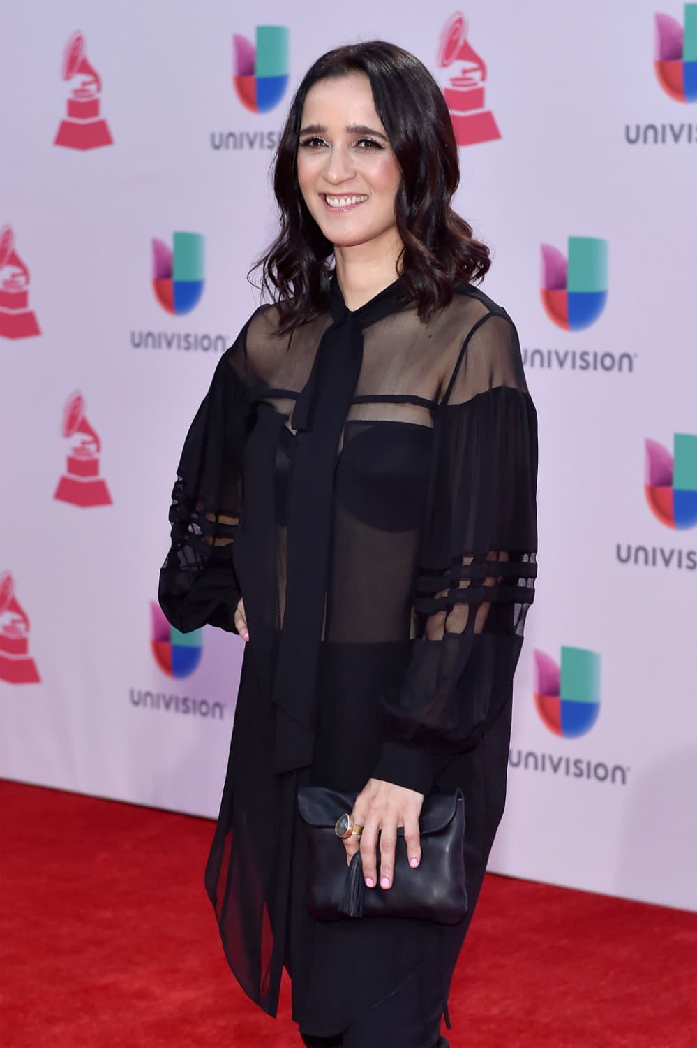 Julieta Venegas. Algo completamente distinto y vanguardista. La cantante mexicana eligió un conjunto de pantalones y camisa de transparencias en color negro, que dejaba al descubierto su brassiere. Pointy Heels y loose waves fueron la cereza en el pastel.