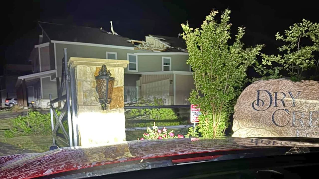 <b>Las tormentas comenzaron a disiparse hacia el este de Texas cerca de las 8:00 de la mañana del domingo.</b> Sin embargo, la alerta de tornado emitida por el gobierno federal se mantuvo vigente hasta las 7:00 de la mañana, ante la posibilidad de nuevas formaciones. Fotografía del Servicio de Emergencias del condado Parker.