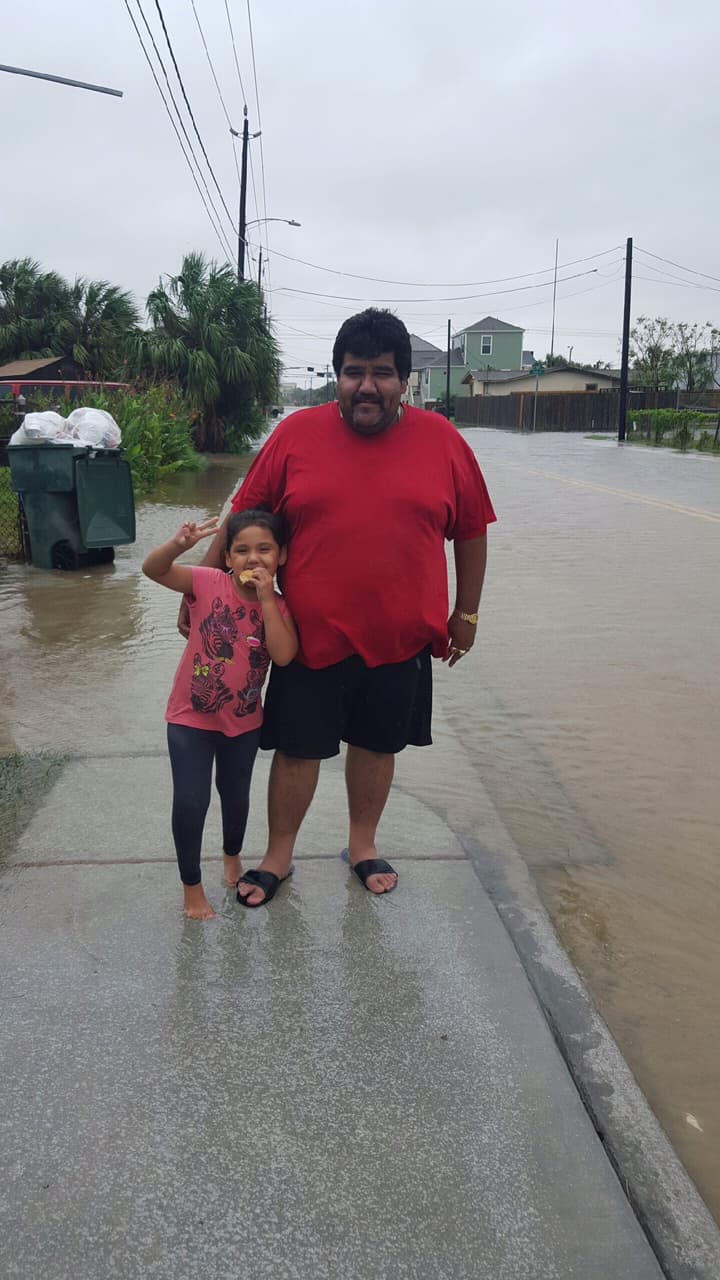 Francisco Banda debió partir de Dickinson a Galveston. Allí se estaba quedando en una casa con conocidos, pero no podían circular porque las calles estaban inundadas.