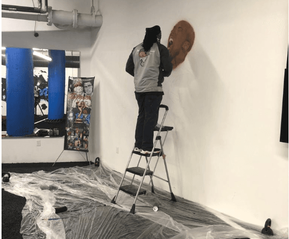 Un muralista en la ciudad de Dallas se inspira en la vida de Kobe Bryant, para ayudar a los aficionados de la estrella de baloncesto, a recordar a la leyenda de la NBA, a través de un mural en esta ciudad.