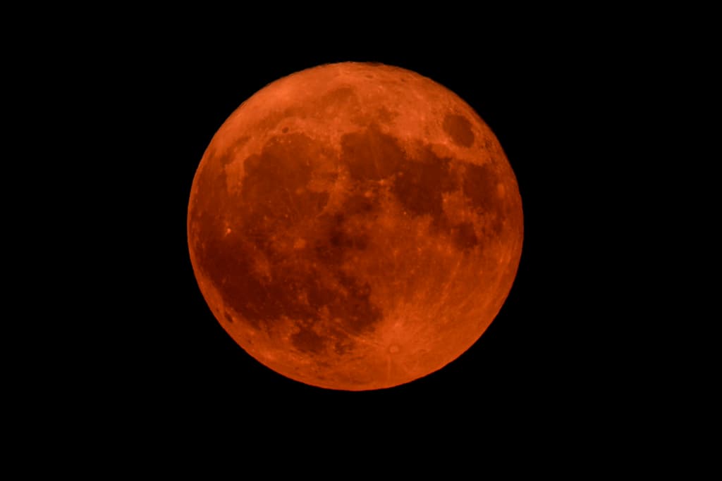 Agosto arranca con una Superluna iluminando el cielo: la de esturión, visible en mayor medida el día primero, pero también el 2 y 3 de este mes.