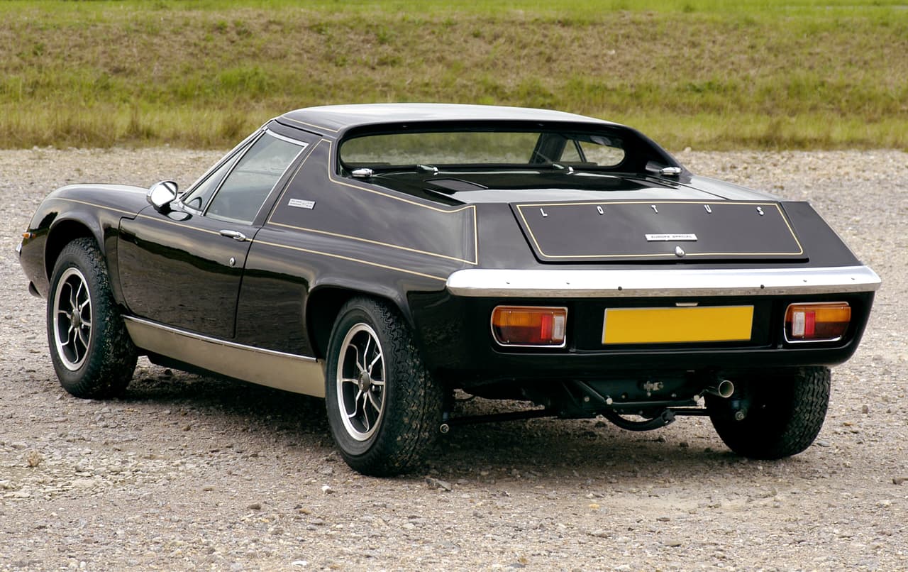 <b><u>Lotus Europa (1966-1975)</u></b>
<br>El Europa empleó una variación del chasis del Lotus Elan. El diseño de su carrocería tuvo como prioridad maximizar su rendimiento aerodinámico. El concepto original fue desarrollado por Ron Hickman pensando en una propuesta Lotus / Ford GT a principios de la década, pero como esa no progreso, fue ajustada para una versión callejera.