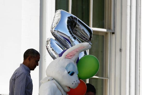 El mandatario sigue al conejo de Pascua en un tramo de las escaleras de la Casa Blanca. La tradición de invitar a niños a la Casa Blanca el lunes de Pascua la introdujo el presidente Rutherford B. Hayes.