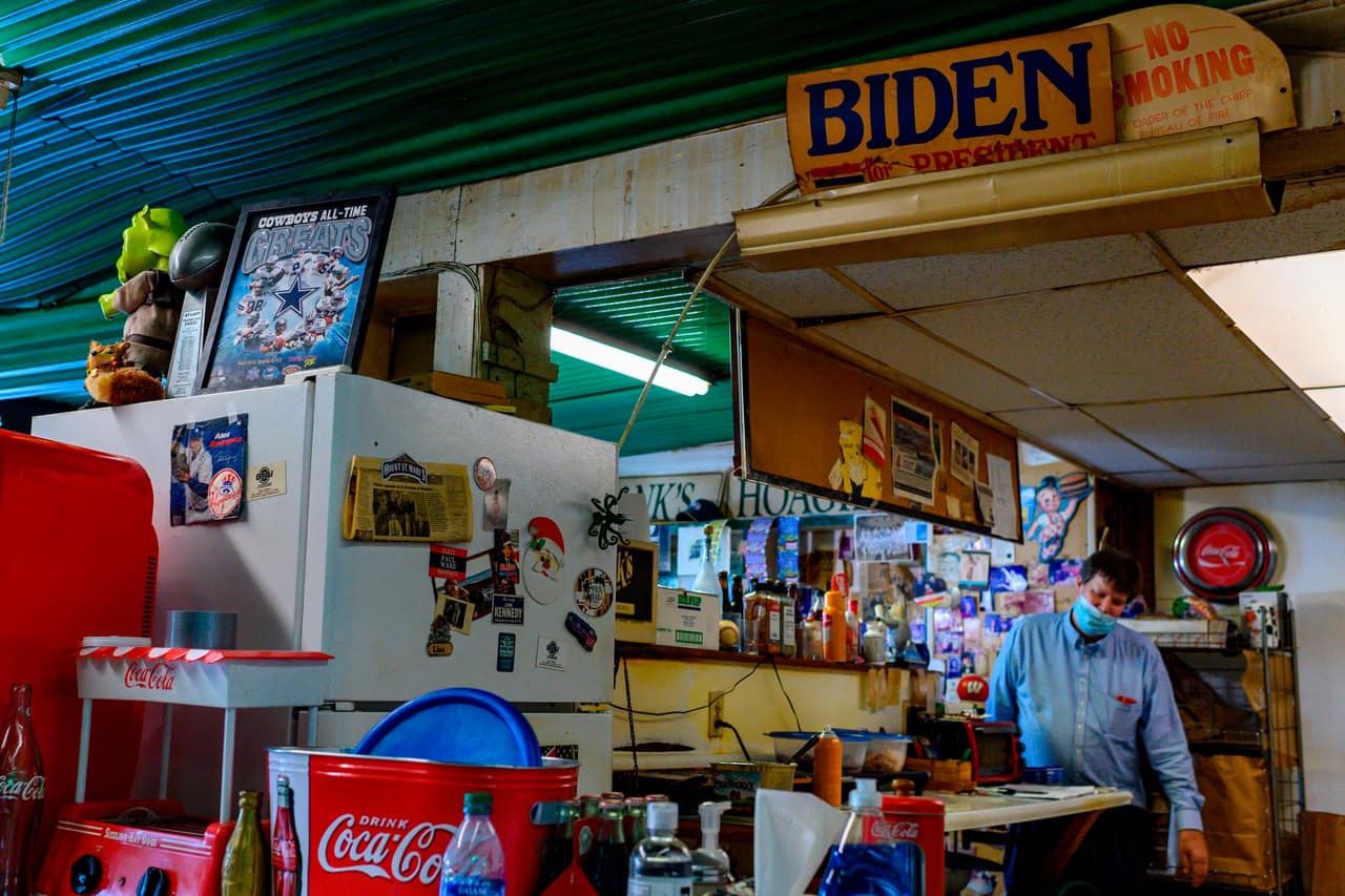 Un poster de la campaña presidencial de Joe Biden en 1988, el primero de sus tres intentos en llegar a la presidencia. .La tienda se llama "Hank's Hoagies", una pequeña tienda donde solían ir Joe Biden y sus amigos de niño. Entonces se llamaba "Simmey's".