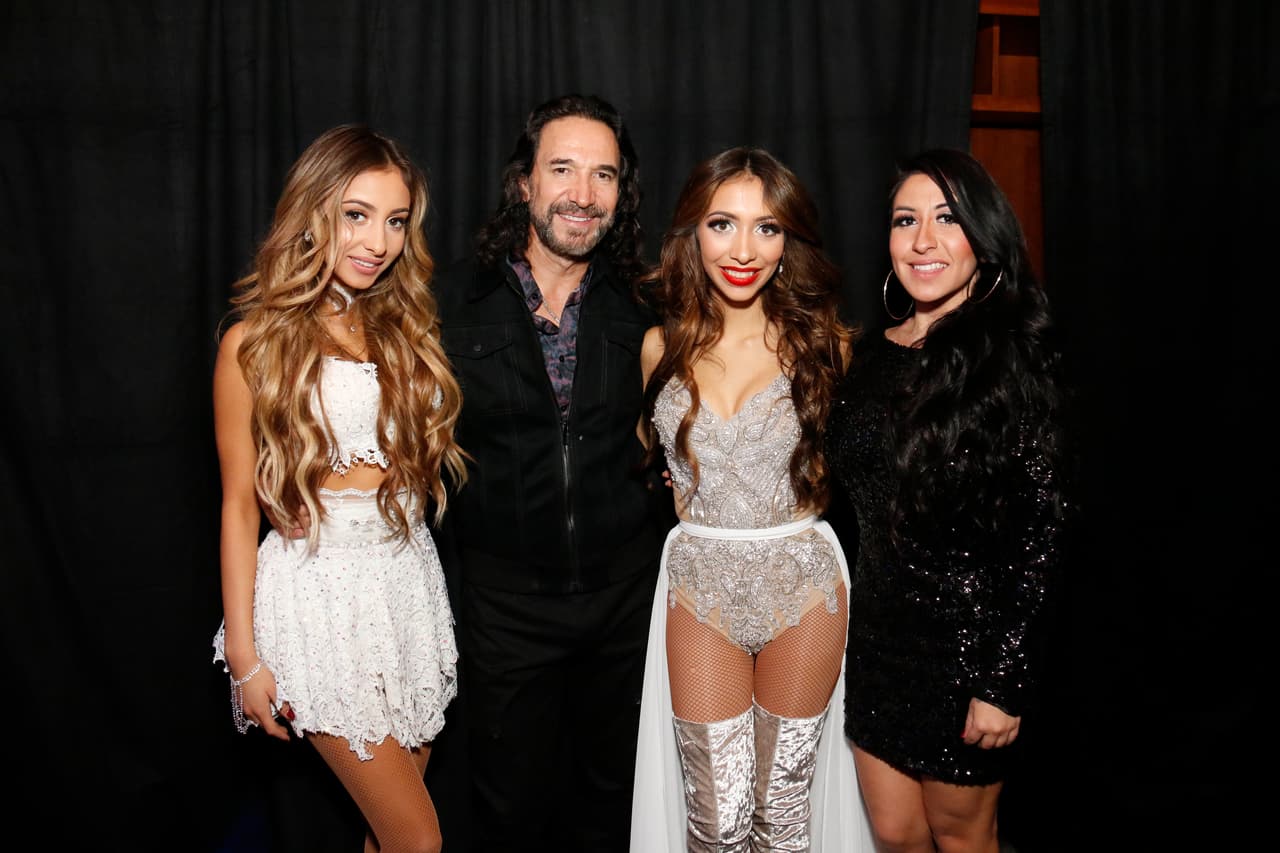 Una de las sorpresas que tiene para el público es que incluye un musical con sus hijas Marla y Alison. Juntos interpretan el tema '¿Dónde estará mi primavera?'.