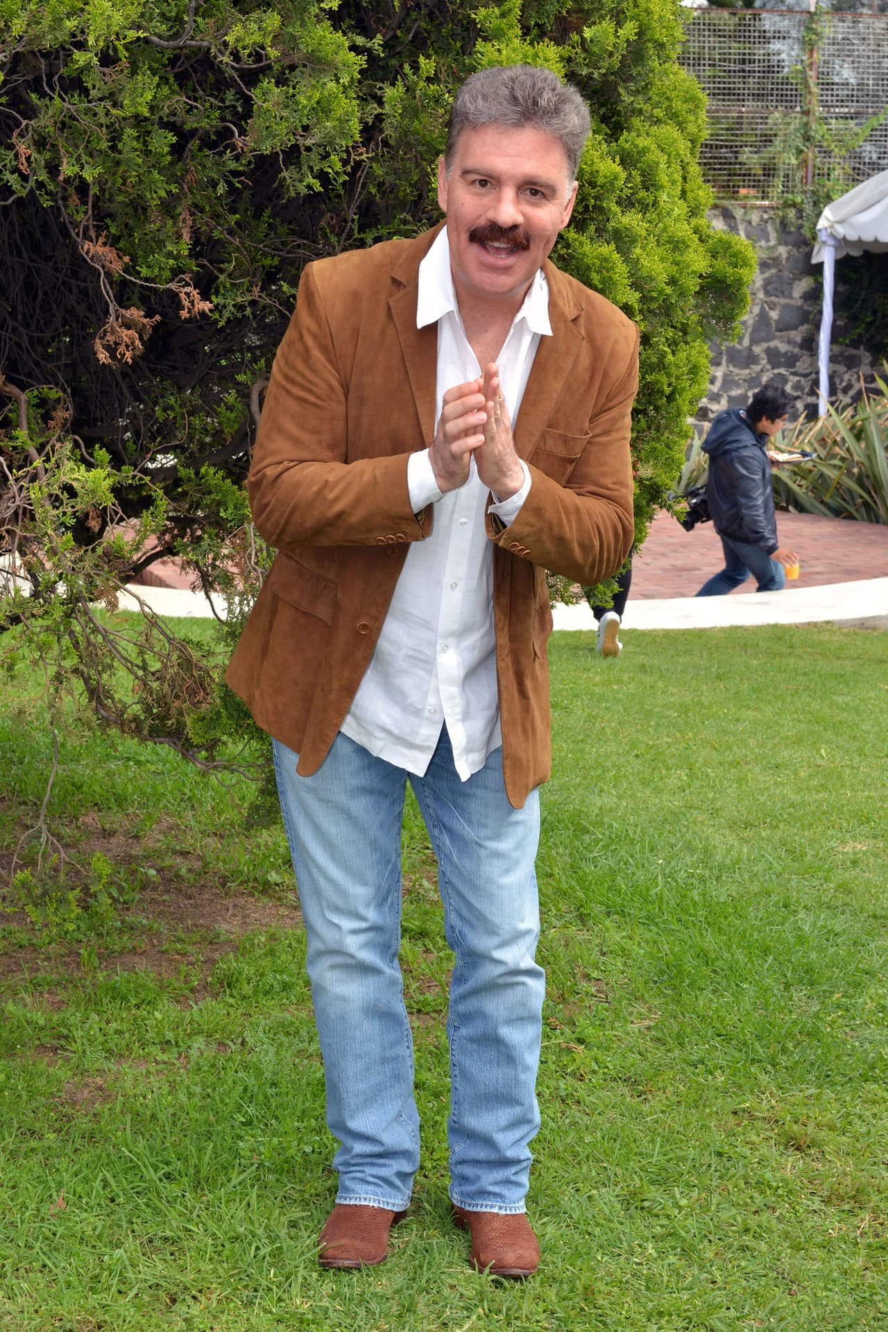 Pero mientras eso sucede hagamos un repaso por la vida y carrera artística de
<b>Ari Telch</b>, misma que ha dado cambios radicales para interpretar a un sinfín de personajes.