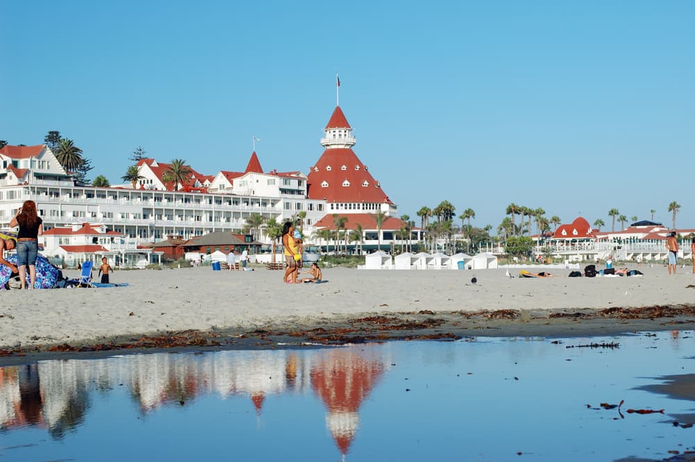 Por supuesto, no hay evidencia científica hasta el momento de que el fantasma de Kate Morgan esté rondando el Hotel del Coronado, y ciertamente la historia debe ayudarles en su atractivo turístico. Pero, ¿tú te animarías a hospedarte en un hotel así?