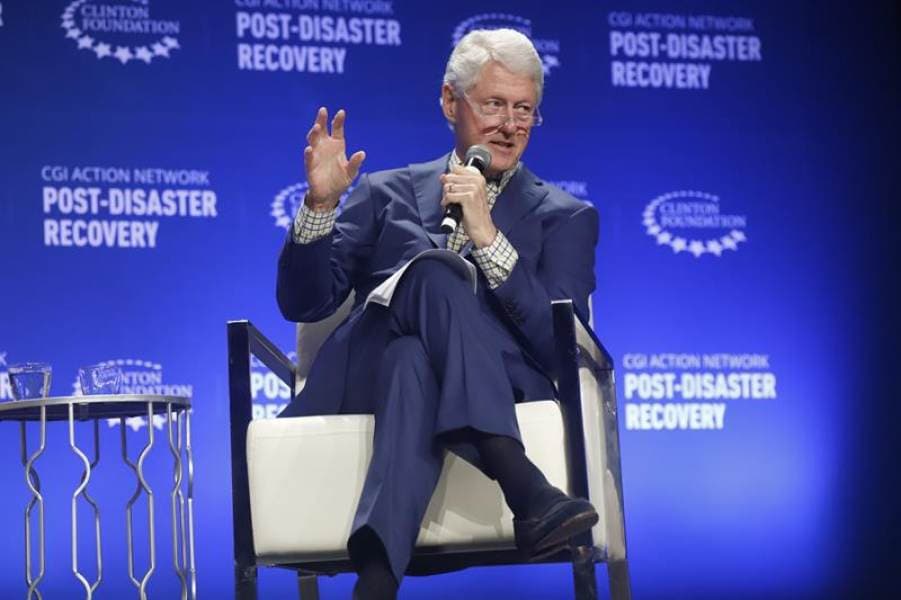 <b>Bill Clinton </b>elogió a Epstein por su intelecto y trabajo caritativo en varias entrevistas. Los registros de vuelo han revelado que el ex presidente de EEUU hizo viajes en el avión privado de Epstein, apodado el "
<a href="https://www.univision.com/noticias/criminalidad/mientras-mas-joven-y-vulnerable-mejor-los-escalofriantes-detalles-de-las-acusaciones-de-abuso-de-menores-contra-epstein">Expreso Lolita</a>" . Clinton ha negado cualquier relación cercana con Epstein, en cambio vinculando su contacto con el trabajo de ayuda en el mundo en desarrollo. Durante su mandato como presidente, 
<a href="https://www.thedailybeast.com/jeffrey-epstein-visited-clinton-white-house-multiple-times-in-early-90s" target="_blank">Epstein visitó la Casa Blanca</a> en un evento de recaudación de fondos.