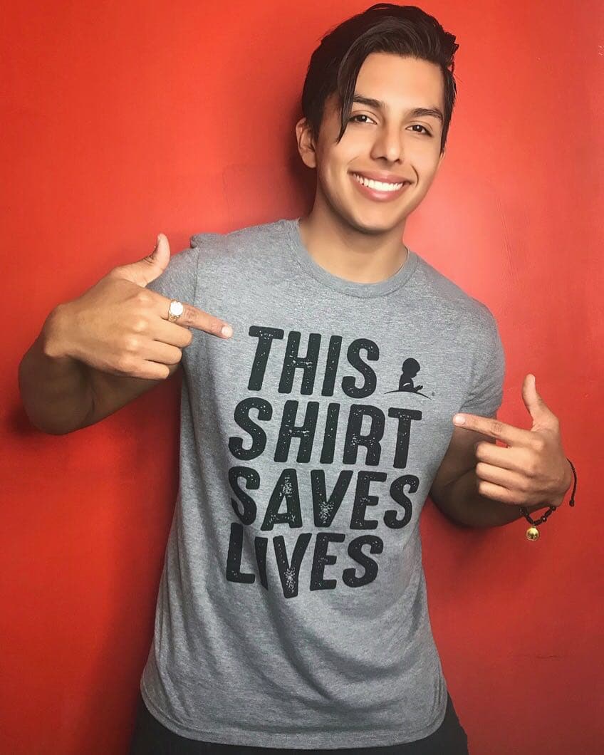 Brandon Solano te recuerda que puedes visitar 
<a href="https://fundraising.stjude.org/site/Donation2;jsessionid=00000000.app20102b?idb=953588273&df_id=4080&FR_ID=89217&mfc_pref=T&PROXY_ID=89217&PROXY_TYPE=21&4080.donation=form1&NONCE_TOKEN=701CC3FC519BA4A73B5455393B9F0542">thisshirtsaveslives.org</a> o llamar al 1-800-998-8432