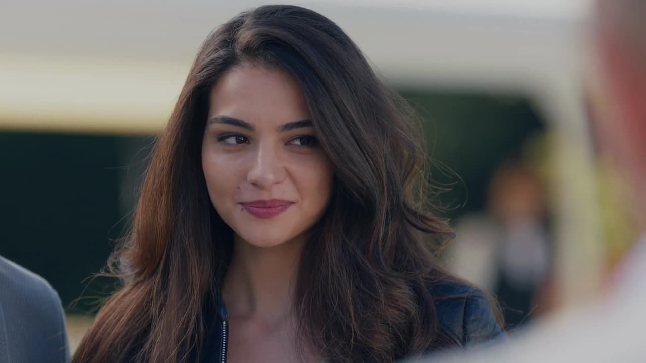 <b>Asu</b> apareció en la vida de Kemal cuando él se convirtió en la mano derecha de su tío en la empresa familiar. Tras varios años de ausencia en su tierra natal, él regresó acompañado de ella. Sin saberlo, Asu se convertiría en un dolor de cabeza para Kemal y Nihan.