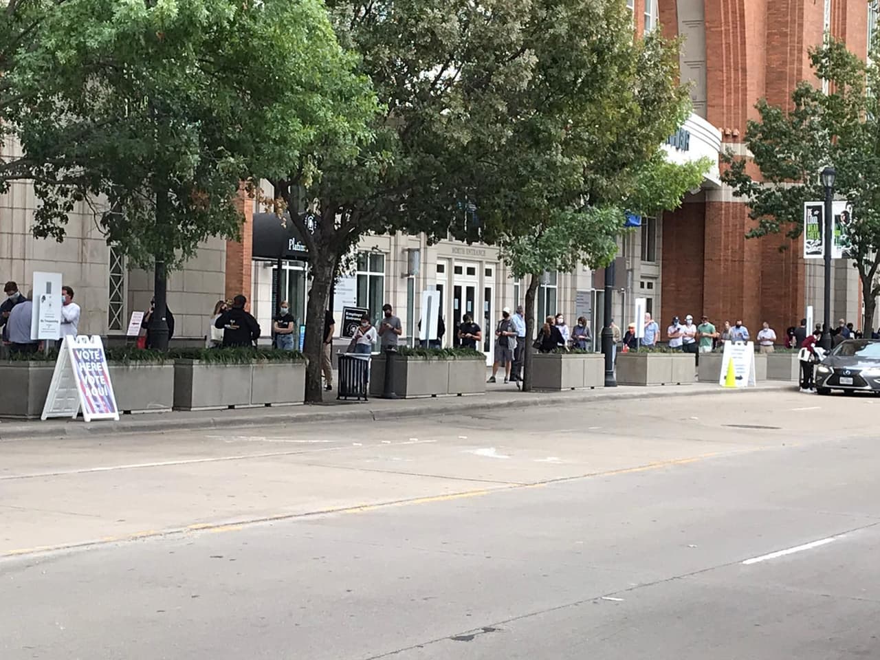 Desde este pasado martes, miles de electores comenzaron a rodear el Centro American Airlines, desde tempranas horas de la mañana.
<br>
<br>