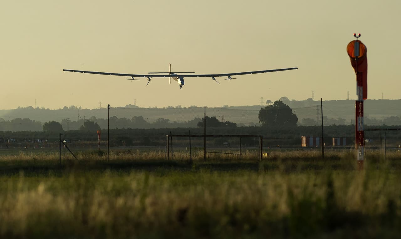 Etapa 15: Llegada a Sevilla. Tras tres días de vuelo sobre el Atlántico con periodos de siestas pequeños, el Solar Impulse arribó a España por la mañana. Antes de ello, el avión sobrepasó por una larga noche de turbulencias, confesó su piloto en esta etapa Bertrand Piccard.