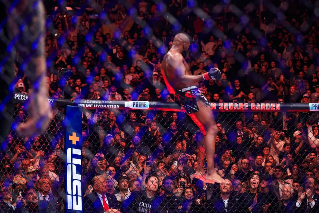 <b><a href="https://www.tudn.com/mas-deportes/jon-bones-jones-respetado-en-el-octagono-y-en-las-calles-de-nuevo-mexico-fotos" target="_blank">Jonathan 'Bones' Jones, conocido como Jon Jones</a></b>, subió al octágono con 249 libras (113 kilos) a defender su cinturón de campeón de los pesos pesados de la UFC.