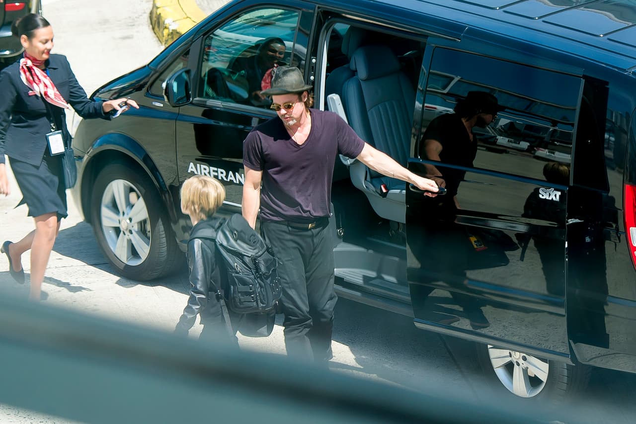 Toda la familia llegando a la terminal.