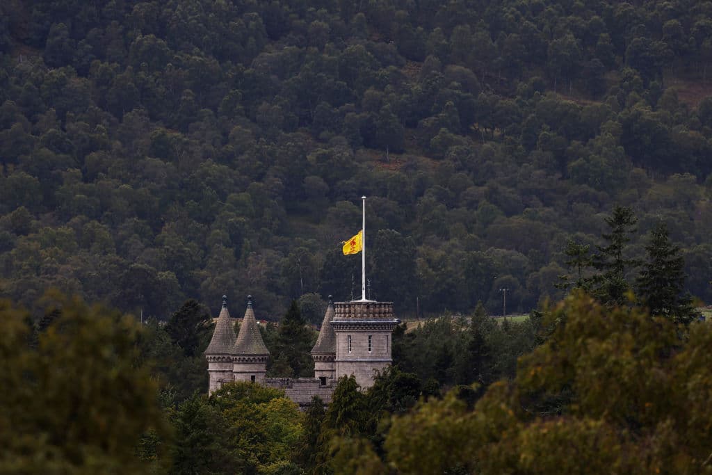 En el castillo de Balmoral, tras fallecer la monarca, se izó a media asta el león rampante, el estandarte real de Escocia, como se puede ver en la imagen.