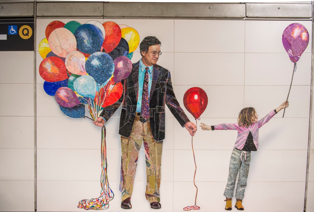 “Perfect Strangers”, de Vik Muniz, basada en fotos reales, rinde tributo a todas las personas con que uno podría toparse en el metro de Nueva York, incluyendo un aturdido hombre de negocios, chicos de la escuela con rostros aburridos y un felino peludo.