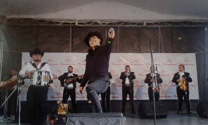 Christian Nodal estuvo feliz en al firma de autógrafos con sus fans mexicanos, al grado que hasta llevó a su 'Mariacheño', para complacerlas con un par de canciones.