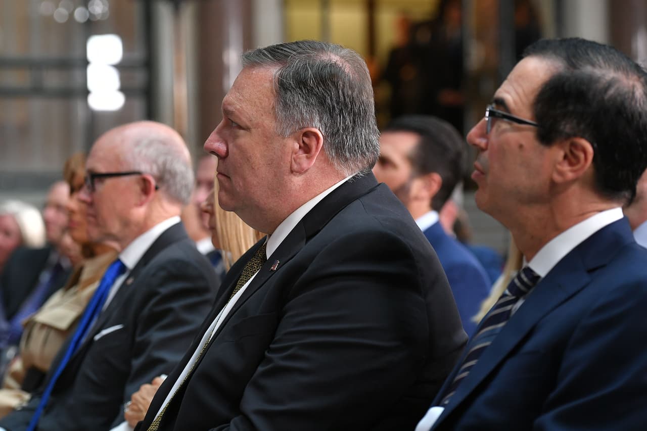 Además de sus hijos, varios funcionarios del gabinete y la Casa Blanca fueron a Londres. El secretario de Estado Mike Pompeo junto al secretario del Tesoro Steven Mnuchin en la conferencia de prensa conjunta de Trump y May este 4 de junio.