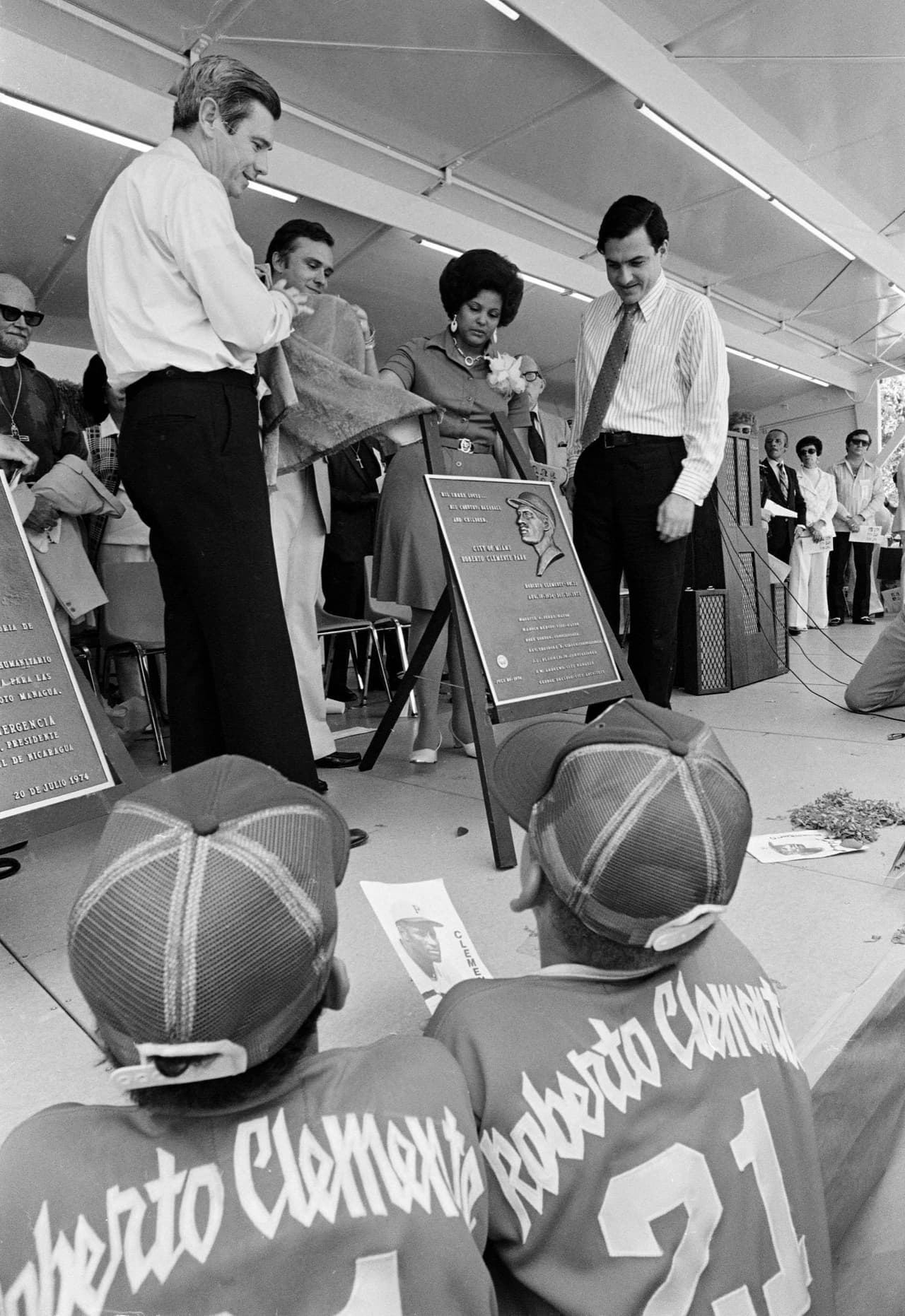 20 de julio de 1974. El gobernador de Florida Reubin Askew revela una tarja del fenecido jugador de los Piratas de Pittsburgh Roberto Clemente. El pelotero falleció en un accidente aéreo mientras llevaba suministros a Nicaragua tras la devastación causada por un terremoto. En la foto aparece el gobernador de Florida, el alcalde de Miami Maurice Ferré, la viuda de Clemente, Vera y Rafael Hernández Colón.
<br>