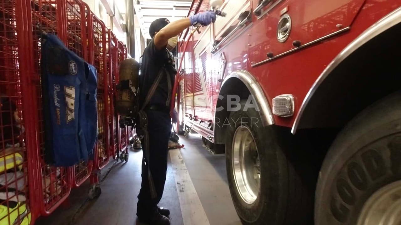 Se trata de un tanque conectado con una manguera a un atomizador para rociar los camiones de bomberos y sus equipos de trabajo.