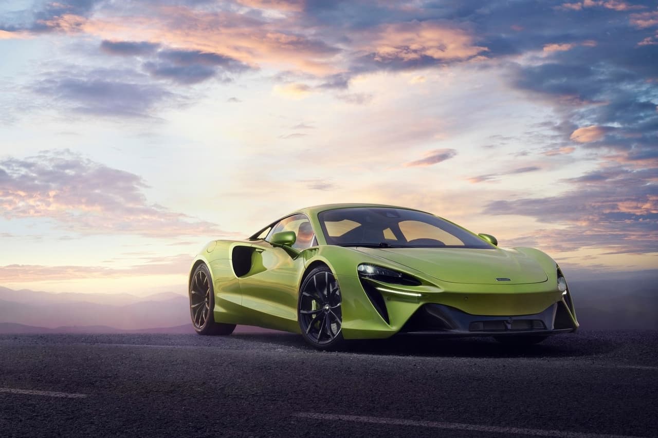 No es la primera vez que McLaren produce un modelo híbrido (recordemos que en el 2014 la firma británica produjo al P1), pero sí es el primer híbrido enchufable de producción regular que es incluido en su portafolio.