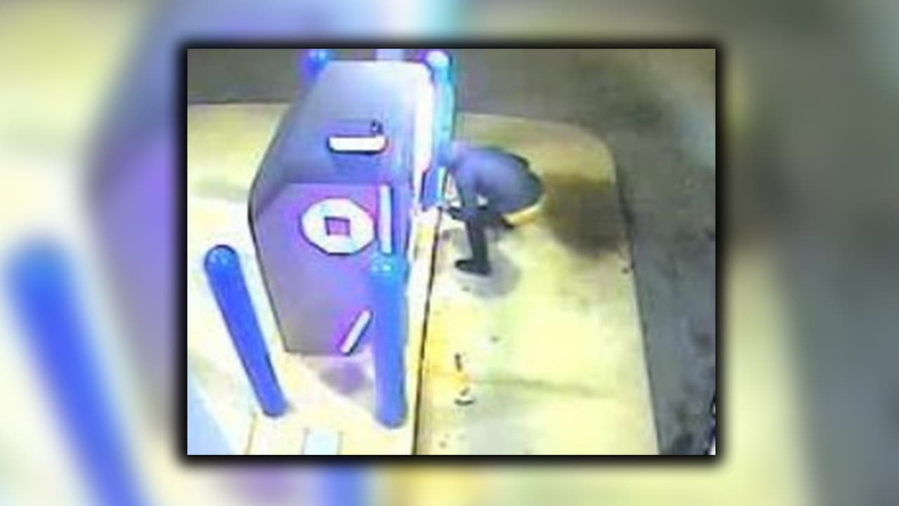 El punto no es sacarlo de la base de esta manera, quieren usar el camión para abrir las puertas del cajero automático, lo que les permite acceder al efectivo. No funcionó de la manera que planearon, seguro". dijo Det. Norton