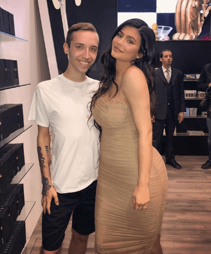 “Gracias Kylie Jenner por el asombroso regalo de cumpleaños. Significa tanto para mí”, compartió en su Instagram.