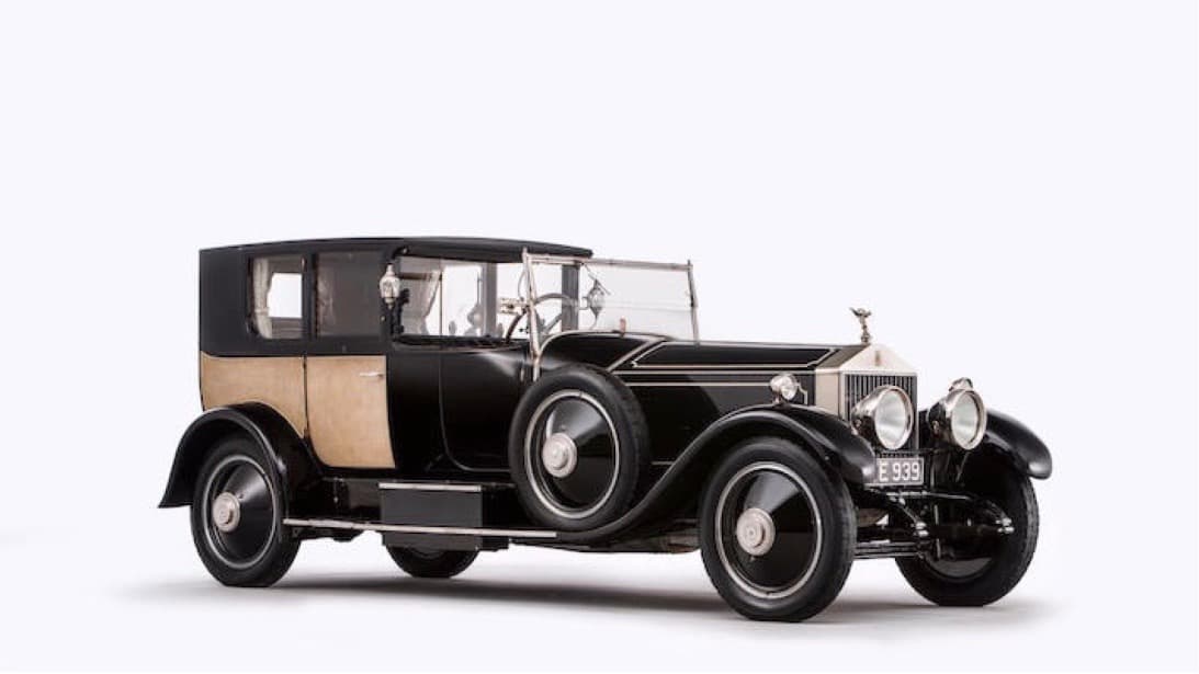 <h3 class="cms-h3-H3">El Clásico</h3>
<br>La primera generación del
<b>Rolls-Royce Phantom</b> fue presentada en 1925 y era el modelo de mayor prestigio de la marca. En aquellos días era normal que sus multimillonarios clientes comisionaran a Rolls-Royce la fabricación de las lujosas carrocerías y cabinas de sus modelos a casas especializadas. Este modelo en particular, conocido como el
<b><a href="https://www.univision.com/noticias/autos-historicos/phantom-of-love-un-palacio-sobre-ruedas-fotos" target="_blank">Phantom of Love de 1926</a></b> fue comisionado por Clarence Warren Gasque, un hombre de negocios estadounidense de origen francés radicado en Londres, para el uso personal de su esposa. El auto está equipado con el entonces nuevo y aún gigantesco motor 6 cilindros de 7.7 litros de desplazamiento en línea que producía entre 40 a 50 caballos de fuerza, uno de los motores más poderosos y sofisticados disponibles hace 90 años.