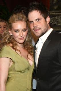 La actriz y cantante se casó en 2010, en Santa Bárbara, California, con el jugador de hockey Mike Comrie y dieron la bienvenida a su primer hijo, Luca, en marzo de 2012. En enero de 2014, Hilary anunció su separación y el divorcio finalizó en febrero de 2016.