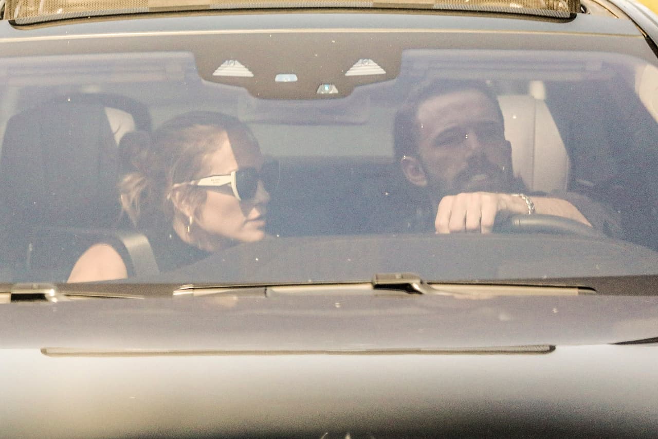 Según esa persona, Ben Affleck está "decidido a asegurarse" de que Jennifer López 
<b><a href="https://www.univision.com/shows/el-gordo-y-la-flaca/el-efecto-jlo-que-ha-hecho-brillar-hasta-a-las-parejas-de-la-artista-video" target="_blank">no se le escape "esta vez". </a></b>
<br>