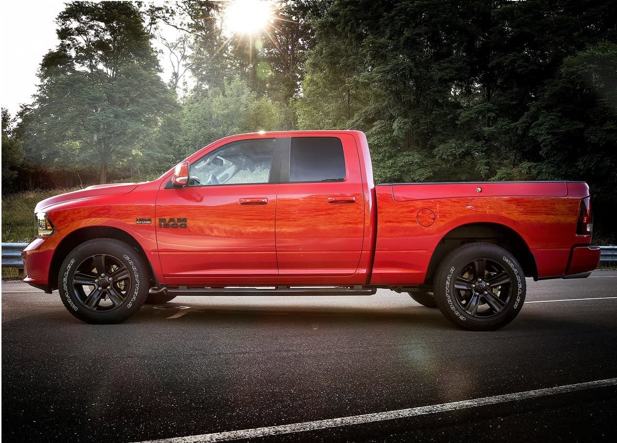 El carácter distintivo de la Ram 1500 Night 2017 comienza con detalles de apariencia deportiva como la parrilla negra con parachoques del color del vehículo, parachoques trasero también coloreado con salidas de escape cromadas espejos plegables con detalles en cromo y manillas de puertas coloreadas.