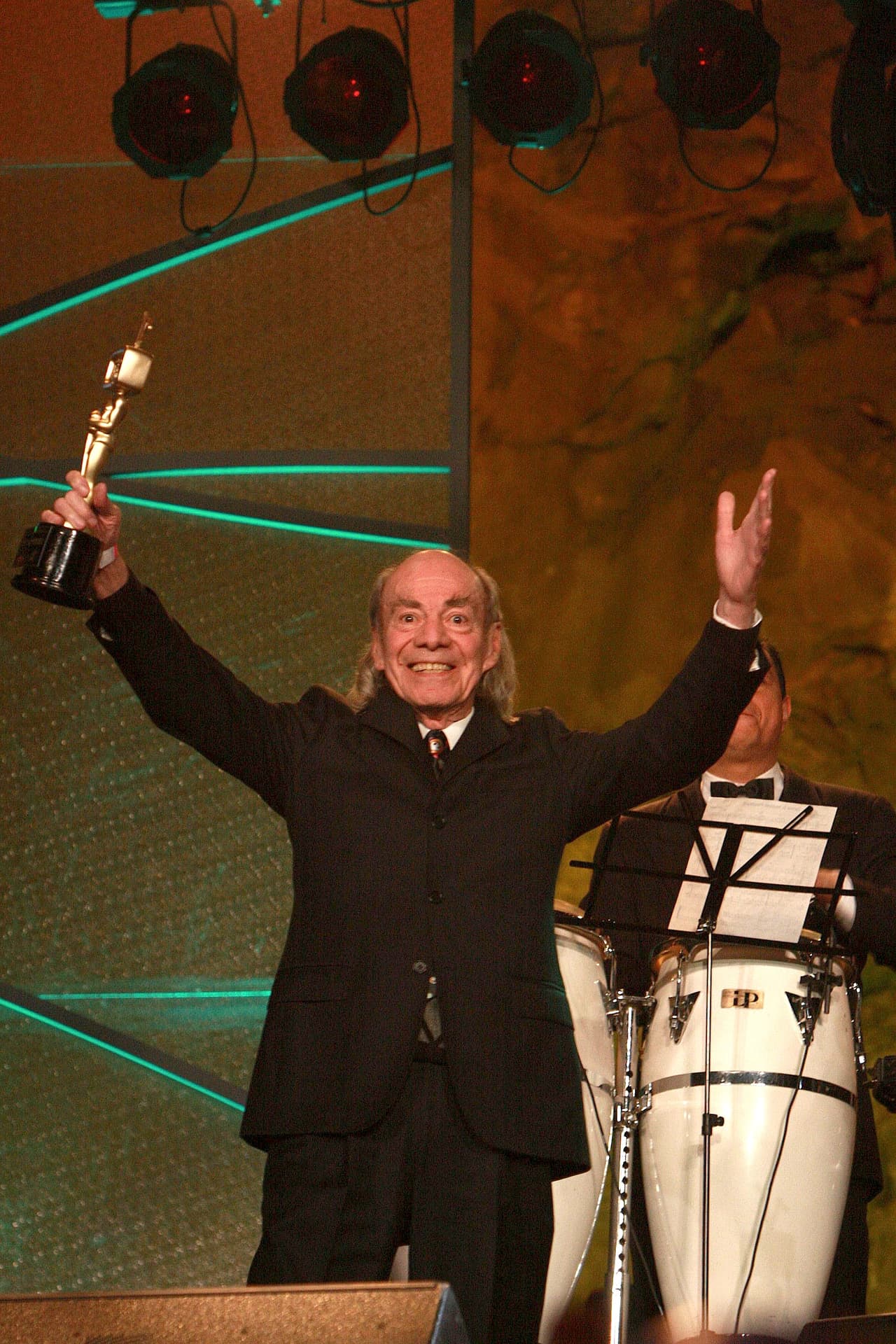 El nombre real de Manuel 'El Loco' Valdés fue Fernando Manuel Alfonso Gómez de Valdés y Castillo. Nació el 29 de enero de 1931 en Ciudad Juárez, Chihuahua.