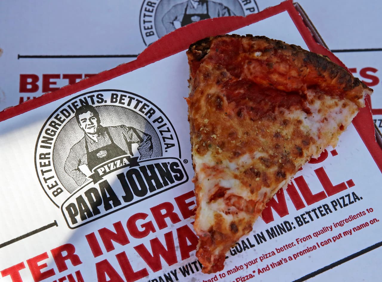 ARCHIVO - Esta fotografía del 21 de diciembre de 2017 muestra la imagen de publicidad de la cadena de pizzas Papa John’s en un establecimiento de la marca en Quincy, Massachussetts. (AP Foto/Charles Krupa, Archivo)