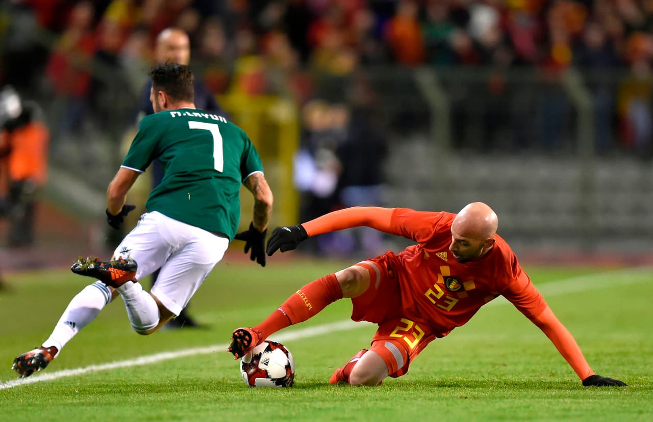 Laurent Ciman: Batalló todo el partido con Lozano, lo va a soñar y quizás hasta le de 'calendario'.