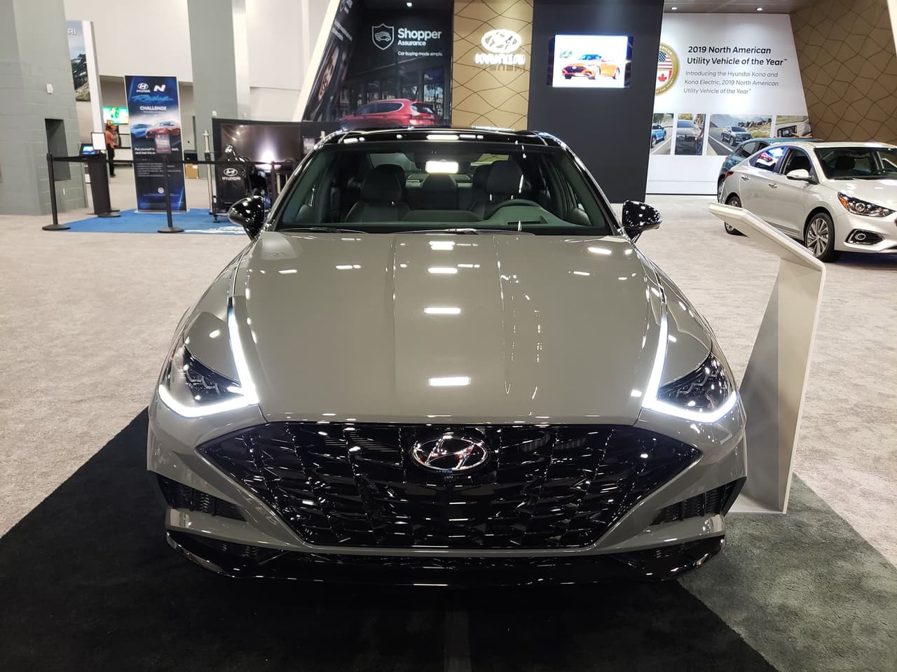 El Sonata 2020 es el primer sedán con el nuevo lenguaje de diseño Sensuous Sportiness de Hyundai. Además, está desarrollado sobre una nueva plataforma que es más larga, más baja y más ancha que la anterior que le permite absorber de una mejor manera la energía de los impactos tanto de la carretera como la de colisiones con otros vehículos. Por otro lado, el sedán recurre a una amplia utilización de tecnologías avanzadas para mejorar el confort, la conveniencia y la seguridad activa. Una de las funcionalidades que más nos llama la atención es el Remote Smart Parking Assist (RSPA) que permite al vehículo estacionarse de forma autónoma o salir de un estacionamiento paralelo o perpendicular con o sin el conductor en la cabina.