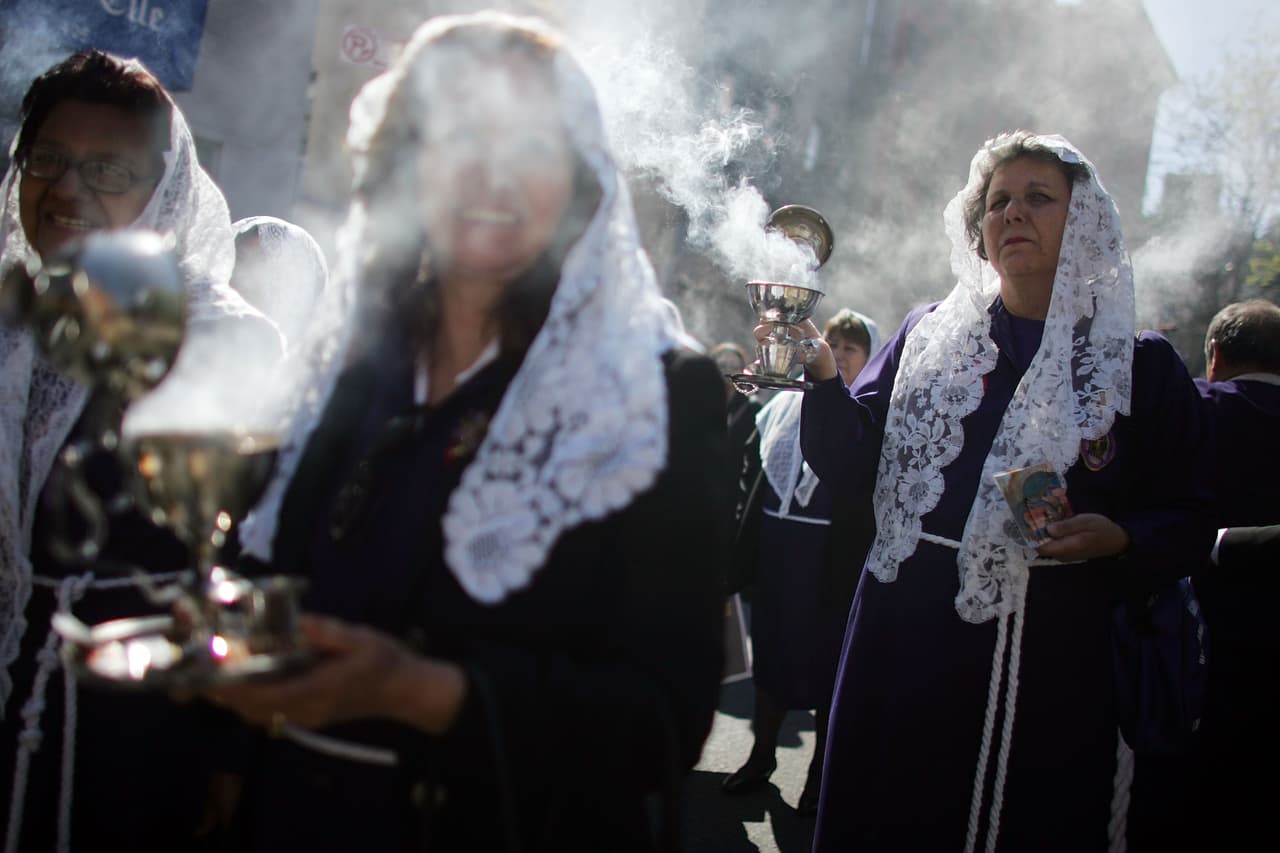 A los 15 años, en 1594, fue invitado por Fray Juan de Lorenzana, famoso dominico y teólogo para entrar a la Orden de Santo Domingo de Guzmán como "donado", o sea como terciario por ser considerado hijo ilegítimo. Ahí estuvo nueve años, viviendo y ocupándose de varios trabajos humildes como si fuera sirviente.